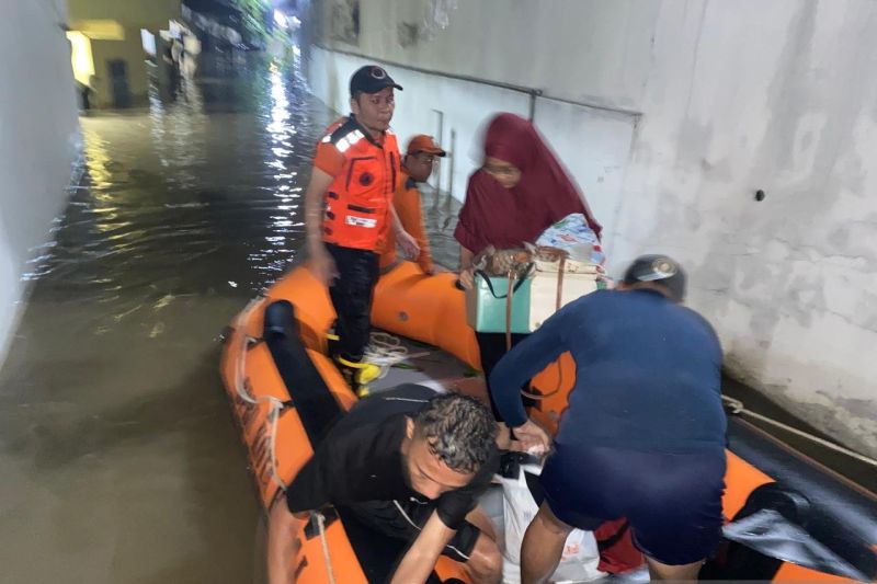Petugas gabungan mengevakuasi korban banjir di Rambung Barat, Kota Binjai, Sumatera Utara, menggunakan perahu karet. (ANTARA/HO-BNPB)
