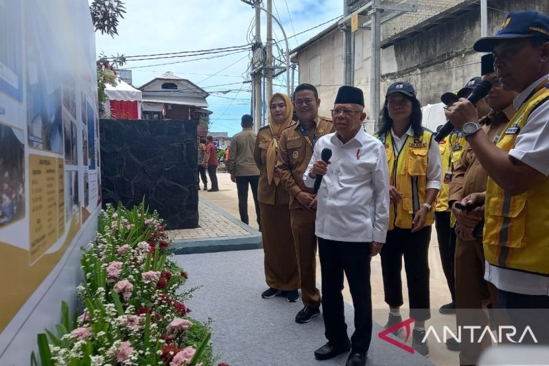Wakil Presiden Ma'ruf Amin meninjau revitalisasi Pasar Toboali di Kabupaten Bangka Selatan, Bangka Belitung, Selasa (10/9/2024). (ANTARA/Aprionis)