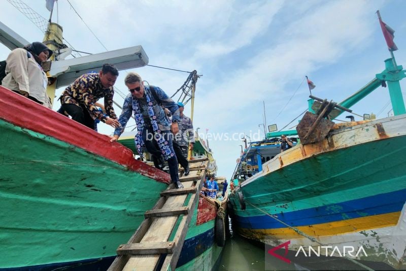 Duta Besar Uni Eropa untuk Indonesia dan Brunei Darussalam, Denis Chaibi, saat melakukan kunjungan ke Pelabuhan Tegalsaei, Kota Tegal, Selasa (10/9/2024). (ANTARA/I.C. Senjaya)