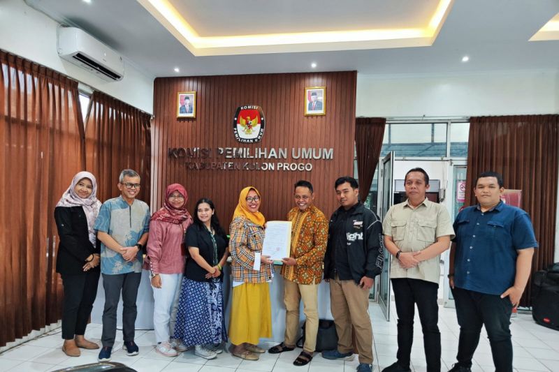 Penghubung (LO) dan admin Silon Pilkada 2024 menyerahkan dokumen pencalonan bupati dan wakil bupati di KPU Kulon Progo, DIY. ANTARA/Sutarmi