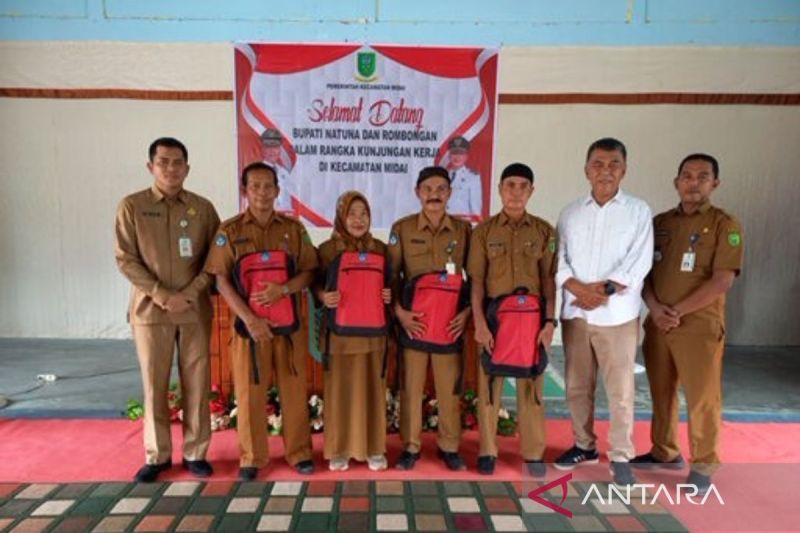 Pemkab Natuna Salurkan Tas kepada Siswa SD di Pulau Midai