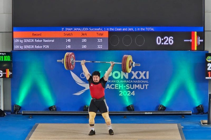 Lifter Jawa Barat Imam Jamaludin mengangkat beban pada angkatan clean and jerk pertandingan angkat besi kelas 109 kilogram putra Pekan Olahraga Nasional (PON) XXI Aceh-Sumatera Utara 2024, di GOR Seramoe, Banda Aceh, Selasa (10/9/2024). (ANTARA/RAUF ADIPATI)