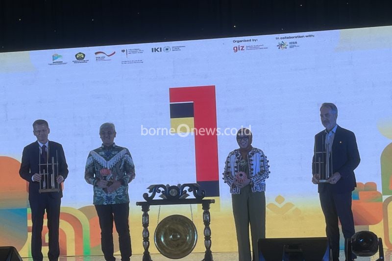 Deputi Sarana dan Prasarana Kementerian Perencanaan Pembangunan Nasional/Badan Perencanaan Pembangunan Nasional (PPN/Bappenas) Ervan Maksum (kedua dari kanan) saat hendak membuka acara The 3rd Indonesia Sustainable Energy Week (ISEW) di Jakarta, Selasa (10/9/2024). ANTARA/M. Baqir Idrus Alatas
