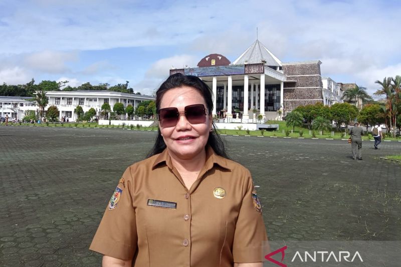 Kepala Dinas Pendidikan Kabupaten Mimika Jenny O.Usmani (ANTARA/Agustina Estevani Janggo)