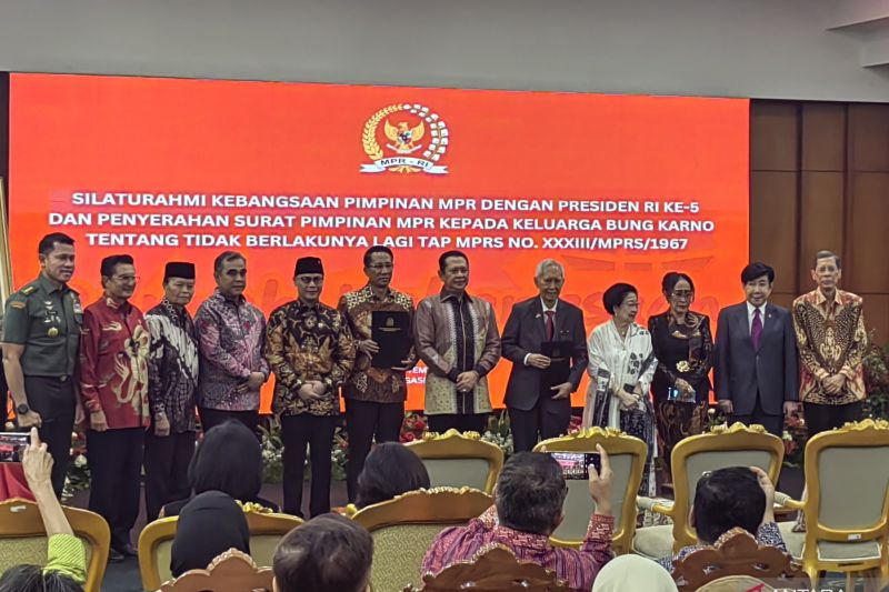 Peoples Consultative Assembly (MPR) speakers and family of first president Soekarno at the Parliament Complex in Jakarta, Monday (September 9, 2024). ANTARA/Melalusa Susthira K/nbl.