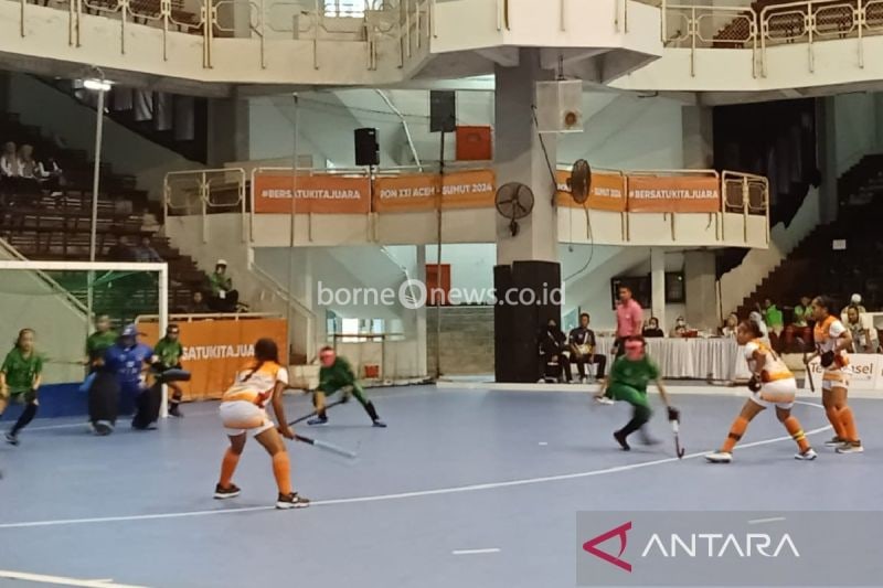 Tim hoki indoor putri Papua mengamankan posisi ke lima klasemen Pekan Olahraga Nasional (PON) XXI 2024 selelah mengalahkan Nusa Tenggara Barat (NTB) 3-2 dalam adu pinalti shoot out pada laga perebutan klasemen akhir di Gedung Serba Guna Unimed, Kota Medan, Senin (ANTARA/Anggi Luthfi Panggabean)