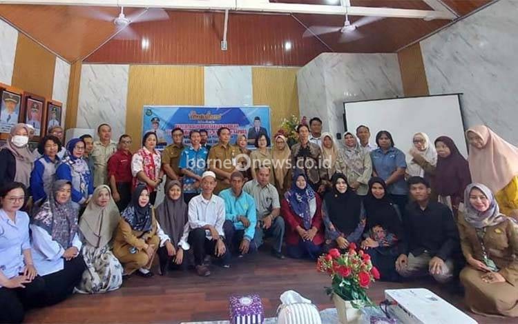Kepala Disarpustaka Kapuas bersama para peserta sosialisasi terkait akreditasi perpustakaan sekolah, Selasa, 10 September 2024. (FOTO: IST)