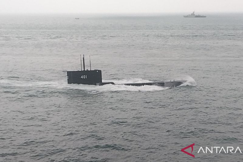 KRI Cakra Tampil Memukau dalam Parade HUT ke-79 TNI AL