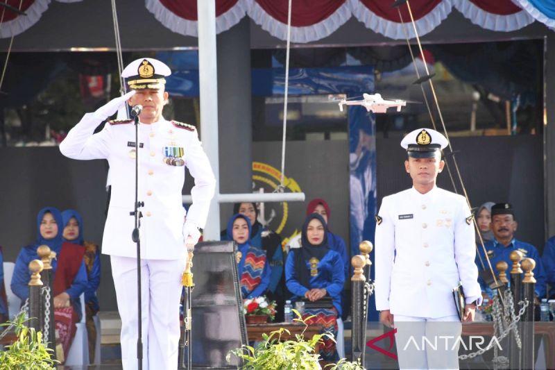 Komandan Lanal Banjarmasin Kolonel Laut (P) Didik Kusyanto, M.Tr. Hanla di Banjarmasin saat memimpin upacara peringatan HUT Ke-79 TNI Angkatan Laut tahun 2024 di Banjarmasin, Selasa (10/9/2024).
ANTARA/Firman