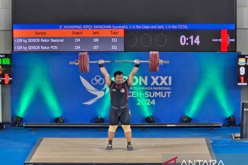 Lifter Jambi Muhammad Rifqy Ramadhan mengangkat beban pada percobaan clean and jerk angkat besi kelas di atas 109 kilogram putra Pekan Olahraga Nasional (PON) XXI Aceh-Sumatera Utara 2024, di GOR Seramoe, Banda Aceh, Selasa (10/9/2024). (ANTARA/RAUF ADIPATI)