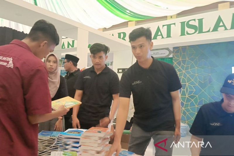 Pengunjung Expo MTQN XXX Antusias Dapatkan Buku Keislaman Gratis