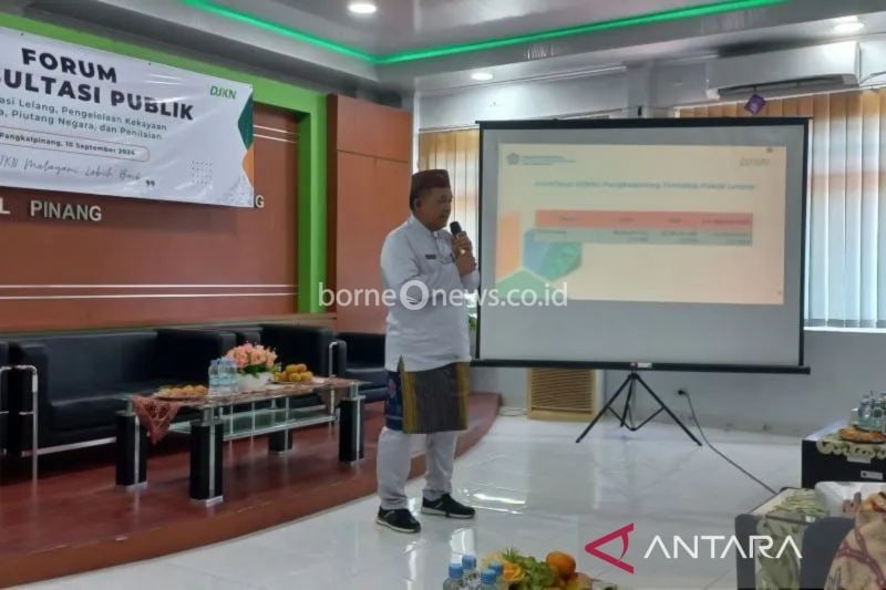 Kepala KPKNL Pangkalpinang, Muhammad Gunawan Sani memaparkan layanan standar di KPKNL Pangkalpinang. (ANTARA/ Elza Elvia)