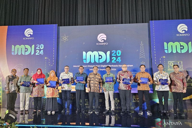 Menteri Komunikasi dan Informatika Budi Arie Setiadi bersama Kepala Badan Pengembangan SDM Kemenkominfo Hary Budiarto dan perwakilan pemerintah daerah dengan Indeks Masyarakat Digital tinggi dalam acara yang berlangsung di Jakarta Selatan, Selasa (10/9/2024). (ANTARA/Livia Kristianti)