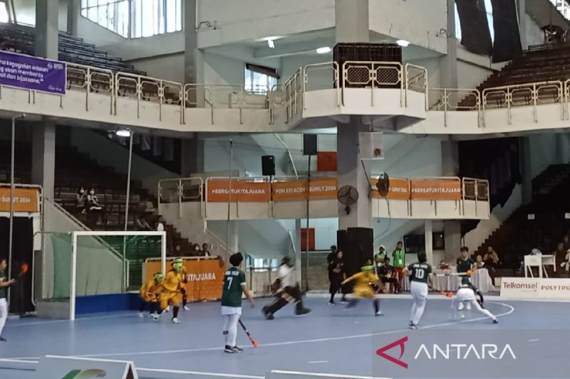 Tim hoki indoor Sumatera Utara gagal meraih medali perunggu setelah dibungkam Jawa Timur 0-5 dalam laga perebutan juara ketiga Pekan Olahraga Nasional (PON) XXI 2024 di Gedung Serba Guna Unimed, Kota Medan, Selasa (ANTARA/Anggi Luthfi Panggabean)