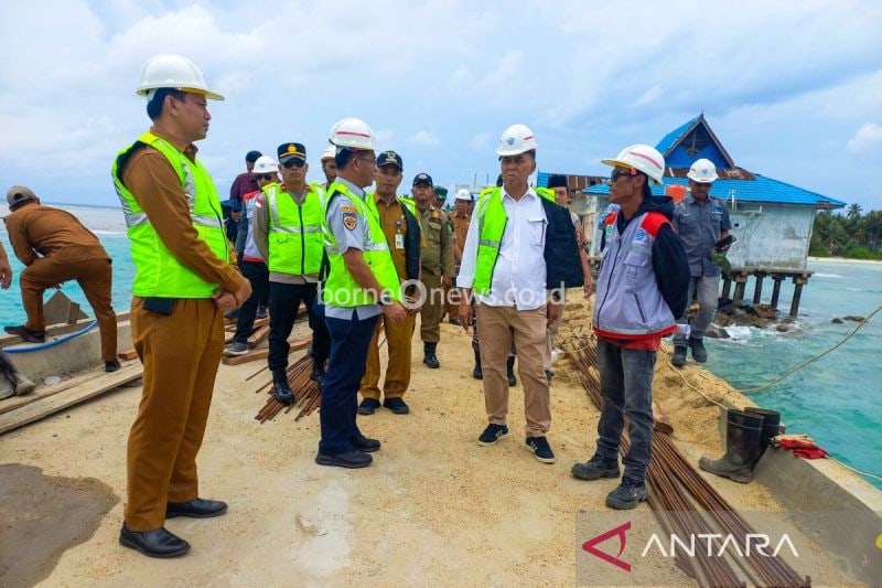 Bupati Natuna Wan Siswandi bersama timnya saat meninjau Pelabuhan Midai, Selasa (10/9). ANTARA/Muhamad Nurman