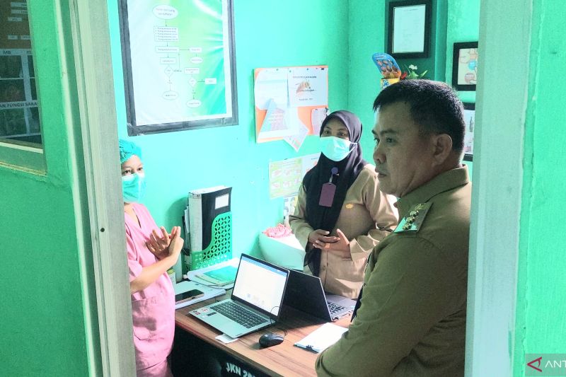 Pj Wali Kota Sorong melakukan kunjungan ke Puskesmas Klasaman guna memastikan pelayanan kesehatan berjalan optimal, Senin (9/9/2024) (ANTARA/Yuvensius Lasa Banafanu)