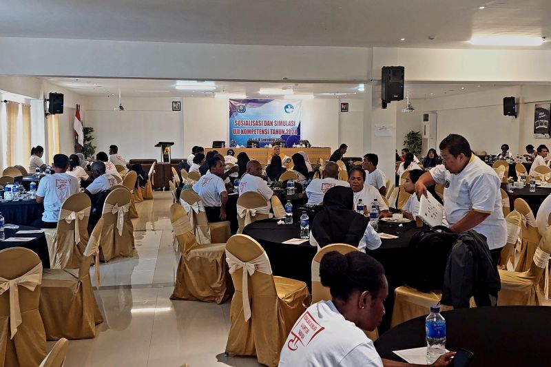 Para guru Kabupaten Sorong, Papua Barat Daya ikut sosialisasi dan simulasi persiapan uji kompetensi, Selasa (10/9/2024). ANTARA/Yuvensius Lasa Banafanu
