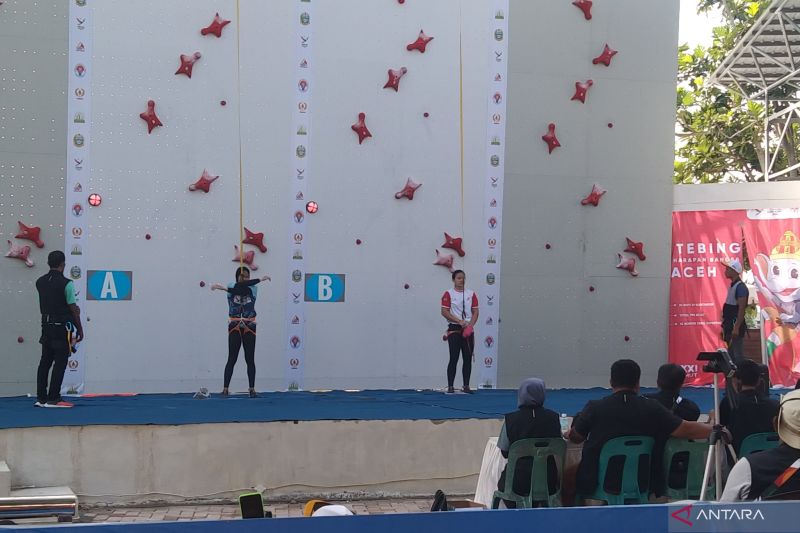 Atlet panjat tebing Bali Desak Made Rita Kusuma Dewi (kanan) bersiap menjalani kualifikasi pada nomor speed perorangan putri PON XXI Wilayah Aceh di Kompleks Stadion Harapan Bangsa, Banda Aceh, Selasa (10/9/2024) ANTARA/Dewa Ketut Sudiarta Wiguna