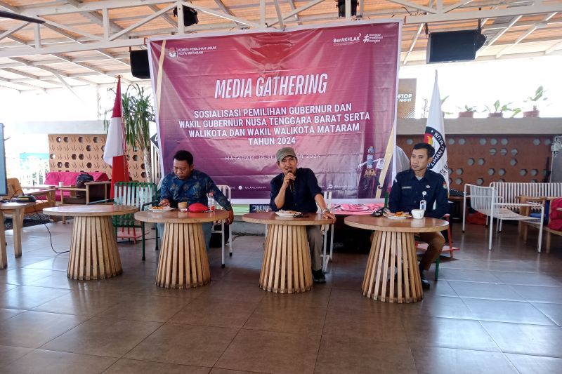 Ketua Komisi Pemilihan Umum (KPU) Kota Mataram Edy Putrawan (kiri) bersama sejumlah komisioner KPU Kota Mataram dalam kegiatan media "gathering" sosialisasi tahapan pemilihan gubernur dan wakil gubernur Nusa Tenggara Barat serta Wali Kota dan Wakil Wali Kota Mataram tahun 2024 di Mataram, Selasa (10/9-2024). (ANTARA/Nirkomala)
