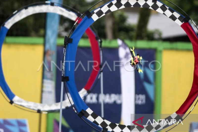 Ilustrasi - Atlet aeromodeling DKI Jakarta Axel Mario mengontrol drone miliknya saat melintasi rintangan pada final Aeromodeling kategori F3U (Remote Control Drone Race) PON Papua di Stadion Wainia SP 1 Kabupaten Mimika, Papua, Kamis (7/10/2021). (ANTARA FOTO/Novrian Arbi)