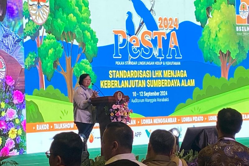 Environment and Forestry Minister Siti Nurbaya Bakar at the opening of the Environment and Forestry Standards Week (PeSTA) 2024 in Jakarta on Tuesday (September 10, 2024). (ANTARA/Prisca Triferna)