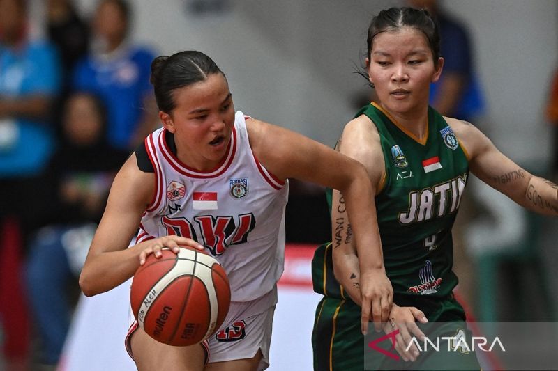 Pebasket putri DKI Jakarta Maxine Sutisna (kiri) melakukan dribble bola yang dikawal pebasket Jawa Timur Erlita Chirstiana (kanan) pada final 5x5 PON XXI Aceh-Sumut 2024 di GOR Stadion Harapan Bangsa, Banda Aceh, Aceh, Selasa (10/9/2024). Tim basket putri DKI Jakarta merebut medali emas setelah menang dengan skor 77-56. ANTARA FOTO/Andreas Fitri Atmoko/Spt.