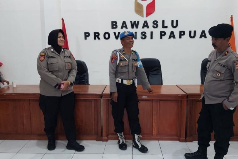 Anggota Polda Papua saat menjaga Kantor Bawaslu Provinsi Papua (ANTARA/HO-Humas Polda Papua)
