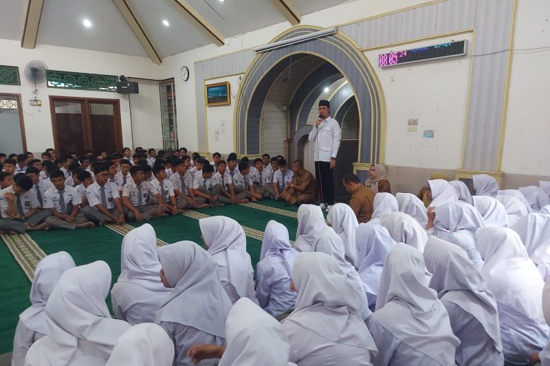 Wali Kota Bukittinggi Erman Safar saat berkunjung di SMAN 1 Bukittinggi, Selasa (10/9) meminta pelajar terus berprestasi dan menjadi generasi unggul. ANTARA/Al Fatah