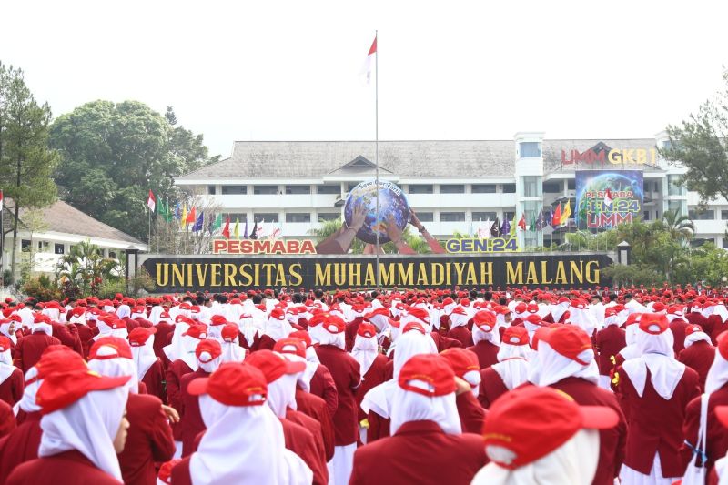 Ribuan mahasiswa baru Universitas Muhammadiyah Malang (UMM) mengikuti agenda Pengenalan Studi Mahasiswa Baru (Pesmaba) di helipad UMM, Selasa (10/9/2024) (ANTARA/HO-UMM)