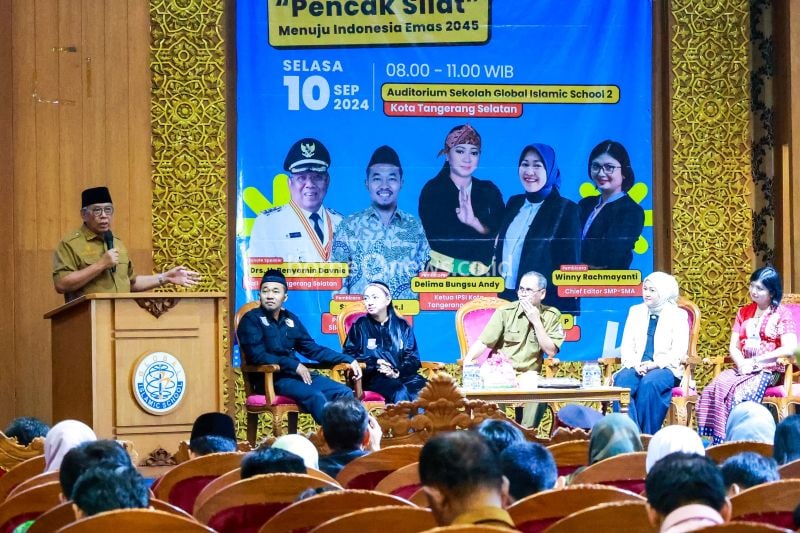 Wali Kota Tangerang Selatan Benyamin Davnie memberikan sambutan dalam acara peluncuran buku muatan lokal pencak silat jenjang SMP tahun 2024 yang digelar di Global Islamic School Buaran Serpong, Selasa. ANTARA/HO-Pemkot TAngsel