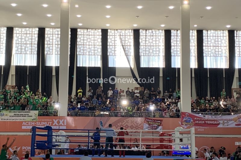 Wasit mngumumkan pemenang pertandingan final nomor laga cabang olahraga muaythai Pekan Olahraga Nasional (PON) XXI Aceh-Sumut 2024 di Bale Meuseuraya Aceh, Selasa (10/9/2024).ANTARA/Mario Sofia Nasution