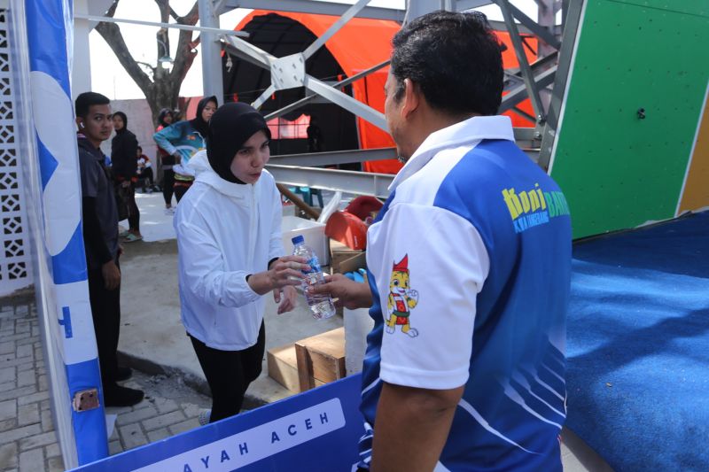 Penjabat Wali Kota Tangerang Dr. Nurdin hadir di Stadion Harapan Bangsa, Selasa, untuk memberikan motivasi dan semangat kepada atlet Kota Tangerang yang mewakili Banten pada ajang PON Aceh - Sumut. ANTARA/HO-Pemkot Tangerang