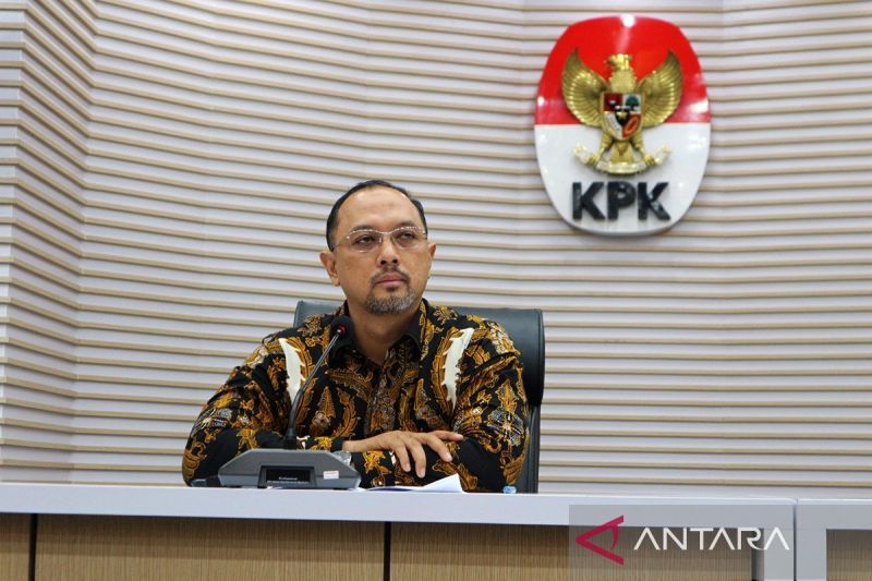 Penyidik KPK Sita Uang Tunai dan Barang Bukti Rumah Mendes