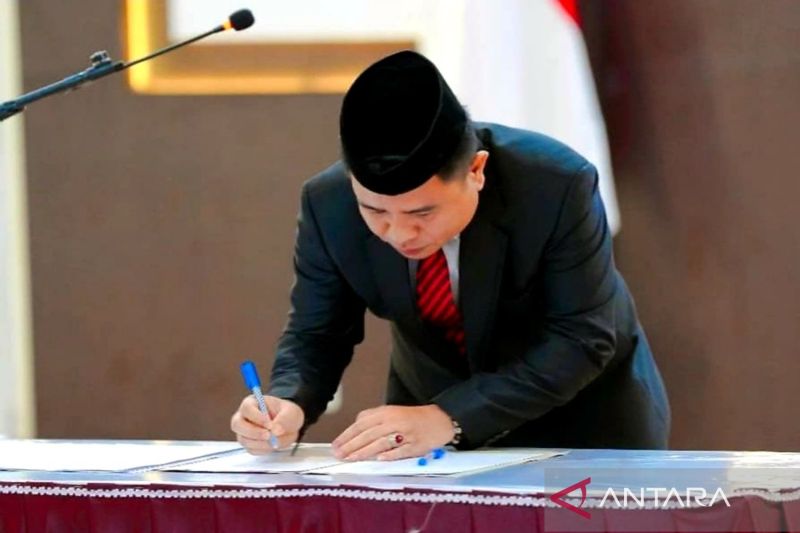 Pelantikan PAW Anggota KPU Provinsi Gorontalo periode 2023 hingga 2028 Roy Hamrain oleh Ketua KPU RI Mochammad Afifuddin secara virtual berlangsung di kantor KPU Provinsi Gorontalo. (ANTARA/HO-Humas KPU Provinsi Gorontalo)