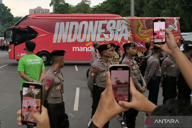 Bus Tim Nasional Indonesia tiba di Stadion Utama Gelora Bung Karno (SUGBK), Jakarta, Selasa (10/9/2024), menjelang laga Grup C putaran ketiga kualifikasi Piala Dunia 2026 zona Asia kontra Australia. (ANTARA/Michael Siahaan)