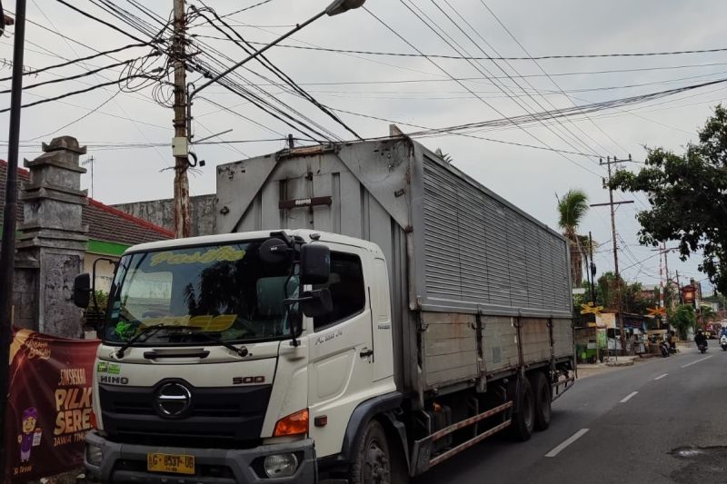 Pemeriksaan Tiang Kabel Sinyal Setelah Truk Tabrak di Kediri