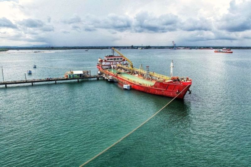 Kapal tanker pengangkut BBM milik Pertamina bersandar di Pelabuhan Pulau Baai Kota Bengkulu. ANTARA/HO-Dokumen Pribadi