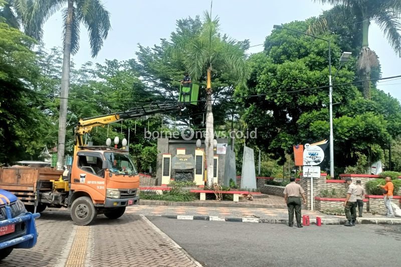 Personel BPBD Padang membenahi tugu gempa Padang untuk kegiatan peringatan gempa 2009 yang akan dilakukan pada 30 September mendatang. ANTARA/HO-BPBD Padang