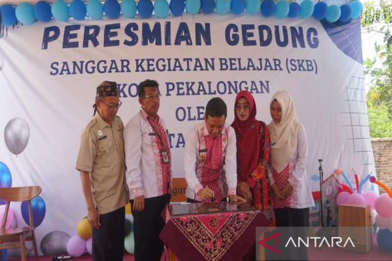 Wali Kota Pekalongan Afzan Arslan Djunaid meresmikan gedung Sanggar Kegiatan Belajar di jalan HOS Cokroaminoto, Kecamatan Pekalongan Selatan, Selasa (10/9/2024). (ANTARA/Kutnadi)