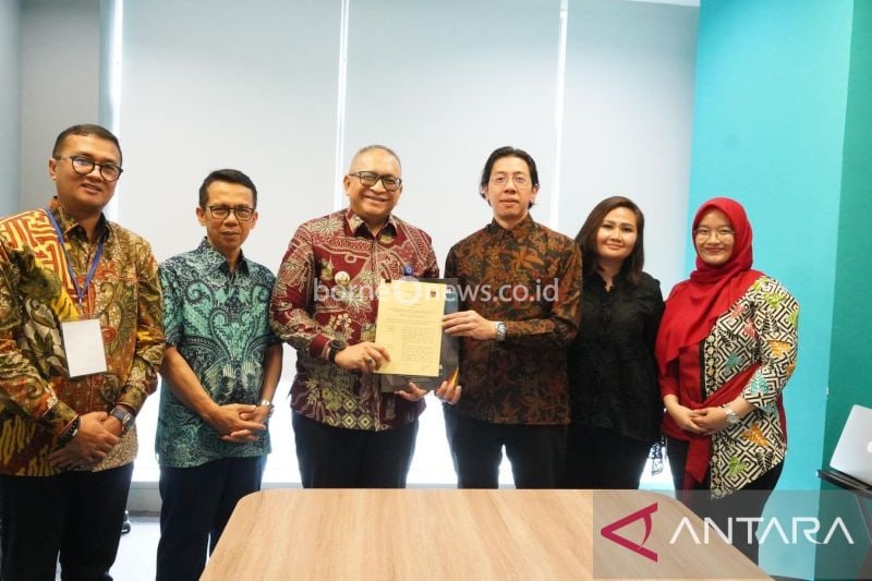 Pj Wali Kota Padang Andree Algamar menandatangani kesepakatan kerjasama (MoU) dengan Ruangguru. (ANTARA/HO-Pemkot Padang)