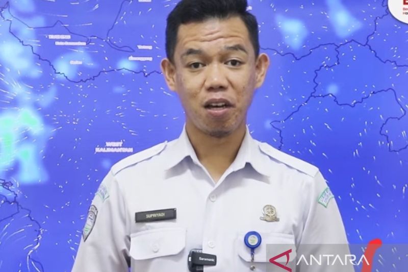 Prakirawan Cuaca BMKG Supadio, Supriyadi, di Pontianak, Selasa. ANTARA/Rendra Oxtora