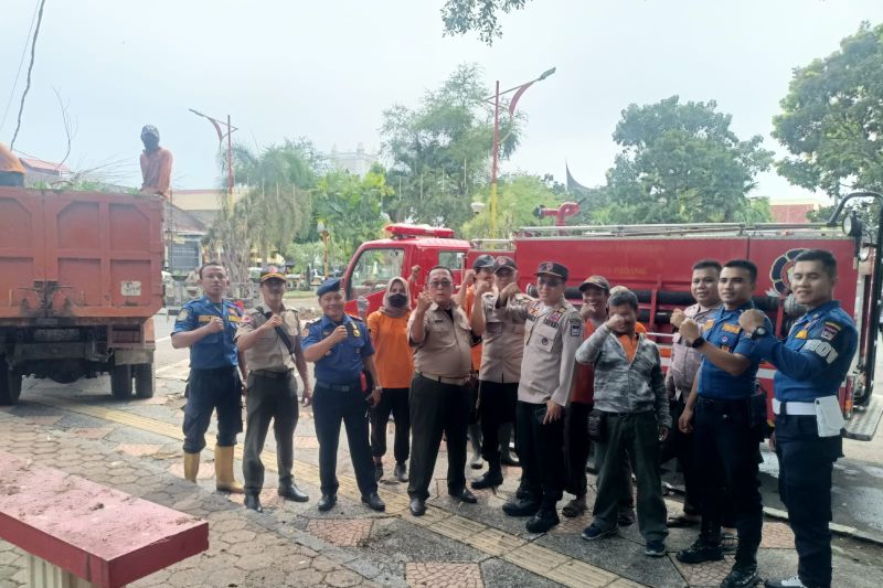 Personel BPBD Padang membenahi tugu gempa pada Selasa (10/9) untuk acara peirngatan gempa bumi 2009 pada 30 September mendatang. ANTARA/HO-BPBDPadang