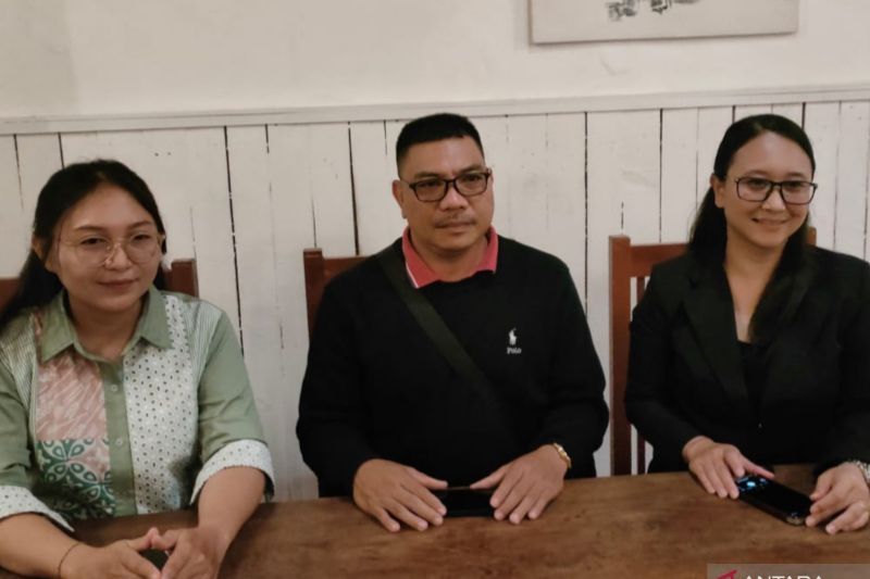 Perbekel (Kepala Desa) Bongkasa Pertiwi Nyoman Buda (tengah) bersama tim Penasehat Hukum I Nyoman Sukena (38), warga yang memelihara landak Jawa. ANTARA/Rolandus Nampu