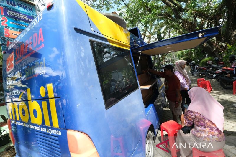 Bapenda Kota Kendari melakukan layanan go to Kelurahan jemput bola. Nampak kendaraan roda empat saat stey di satu tempat, Selasa. (Antara/Azis Senong)