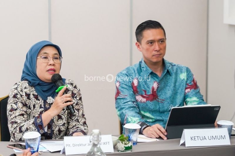 Plt. Direktur Jenderal Industri Kimia, Farmasi, dan Tekstil (IKFT) Reni Yanita (kiri) dan Ketua Umum Asosiasi Gas Industri Indonesia (AGII) Rachmat Harsono (kanan) menghadiri Rapat Gabungan Pengurus Pusat dan Daerah AGII Tahun 2024 di Jakarta, Selasa (10/9/2024). (ANTARA/HO-Kemenperin)