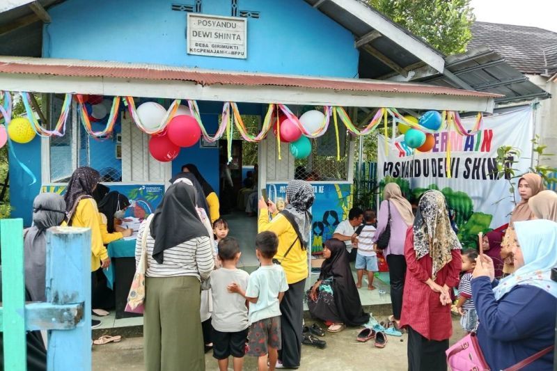Kegiatan di Posyandu Dewi Shinta, Desa Girimukti, Kabupaten Penajam Paser Utara, termasuk dalam Program TJSL Warga Siaga Sehat (Wasiat) dari Kilang Pertamina Internasional Unit Balikpapan. ANTARA/HO-KPI Unit Balikpapan
