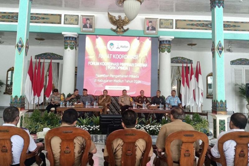 Pj Bupati Madiun Tontro Pahlawanto memimpin rakor Forkopimda tentang pengamanan Pilkada Kabupaten Madiun 2024 di Pendopo Muda Graha Madiun, Jatim, Selasa (10/9/2024). ANTARA/HO-Diskominfo Kab Madiun