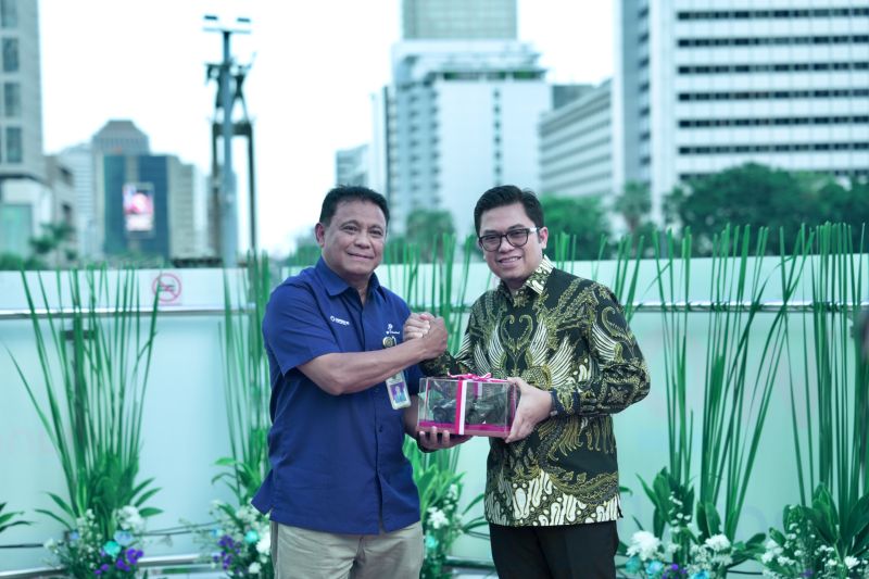 Direktur Utama TransJakarta Welfizon Yuza (kanan) dan Direktur Utama PT Pindad Abraham Mose dalam acara penandatanganan Perjanjian Nota Kesepahaman salah satunya guna mempercepat elektrifikasi armada, di Halte Tosari, Jakarta, Selasa (10/9/2024). ANTARA/HO-PT Transportasi Jakarta (TransJakarta)