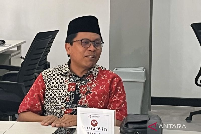 Duta Besar RI untuk Tunisia Zuhairi Misrawi saat berkunjung ke kantor redaksi ANTARA di ANTARA Heritage Center, Jakarta Pusat, Selasa (10/9/2024). ANTARA/Nabil Ihsan.