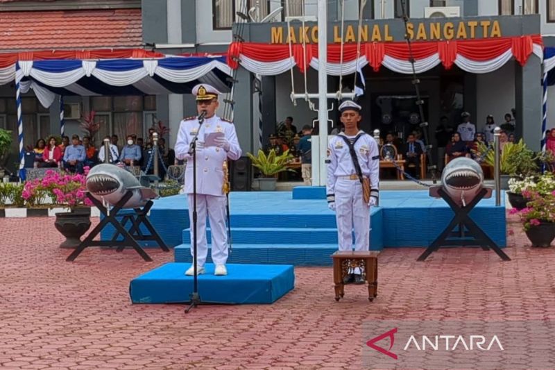Komandan Lanal Sangatta (Danlanal) Letkol Laut (P) Rudi Iskandar memimpin upacara peringatan HUT Ke-79 TNI AL di Mako Lanal Sangatta, Kutai Timur, Kaltim, Selasa (10/9/2024). ANTARA/Muhammad Hafif Nikolas